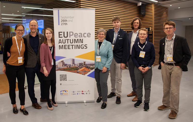 Teil der JLU-Delegation EUPeace-Herbsttagung (v.l.): Julia Volz, Prof. Dr. Michael Knipper, Eva Zimmermann, Prof. Dr. Katharina Lorenz , JLU-Präsidentin, Leon Hebeisen, Prof. Dr. Alexander Goesmann, JLU-Vizepräsident, Henning Tauche, Dr. Robert Craig