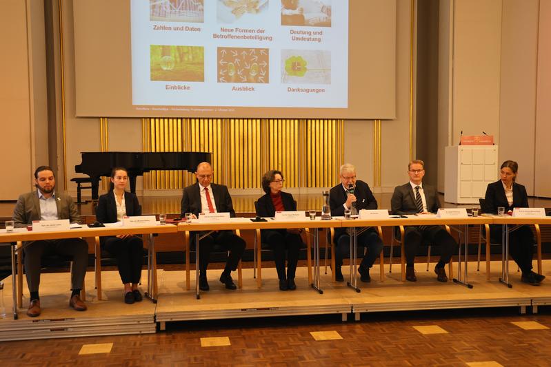 Stellten die Missbrauchsstudie für das Bistum Osnabrück vor: Justus Larkin, Michelle Böhlke, Prof. Dr. Hans Schulte-Nölke, Prof. Dr. Siegrid Westphal, Karl Hauke, Dr. Jürgen Schmiesing, Prof. Dr. Susanne Menzel-Riedl (v.l.)