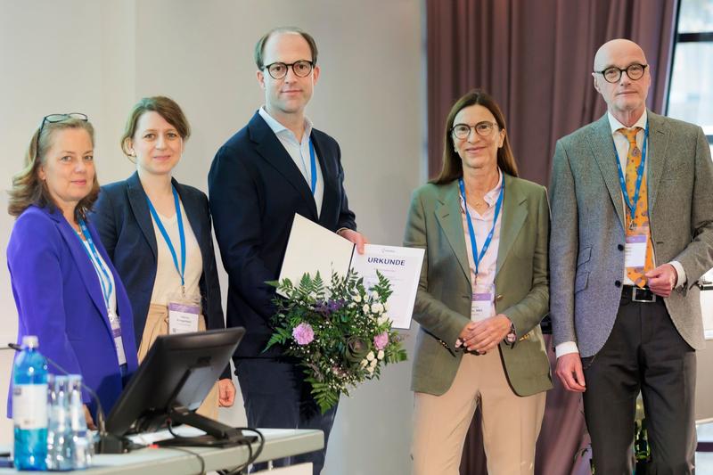 Dr. Jan Middeke (middle) at the award ceremony. 