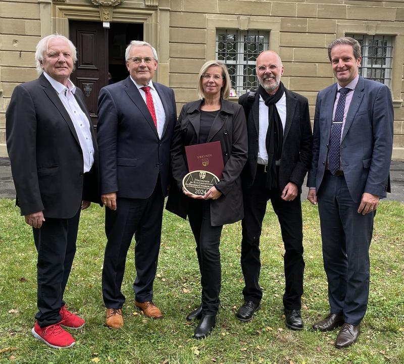 Bei der Preisverleihung: Stadtrat Josef Hofmann, Bezirkstagspräsident Stefan Funk, Nicol Gerst und Michael Martin für das Fraunhofer ISC, Stadtbaurat Benjamin Schneider