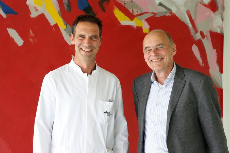 Professor Dr. Frank Hanses (li.) folgt auf Professor Dr. Bernd Salzberger als Leiter des Fachbereichs Infektiologie am UKR.
