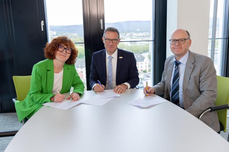 Freuen sich über die künftige Zusammenarbeit (v. l.): Kathrin Brückner, Vizepräsidentin von Hessen Mobil, Prof. Dr. Kai-Oliver Schocke, Präsident der Frankfurt UAS, und Prof. Dr. Josef Becker, Studiengangsleitung „Infrastruktur und Umwelt“.