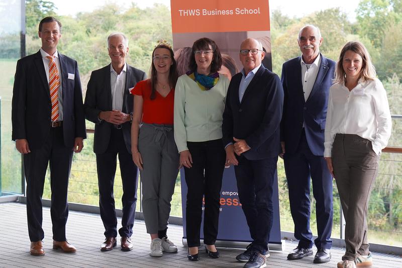 (V. li.): Prof. Dr. Björn Baltzer, THWS, Prof. Dr. Axel Bialek, Dekan THWS Business School, Lisa Lehritter, die 66. fränkische Weinkönigin, Angelika Schäffer, Geschäftsführerin Tourismusverband Franken, Dr. Hermann Kolesch, ehemaliger Präsi