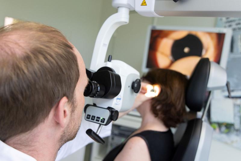 Das UKR  ist als eines von drei Zentren in Bayern an einer Studie zur Behandlung von Hörsturz beteiligt und sucht noch Studienteilnehmer. Die Teilnehmer haben die Chance auf eine Therapie, die erstmals die Ursache des Hörsturzes direkt adressiert.