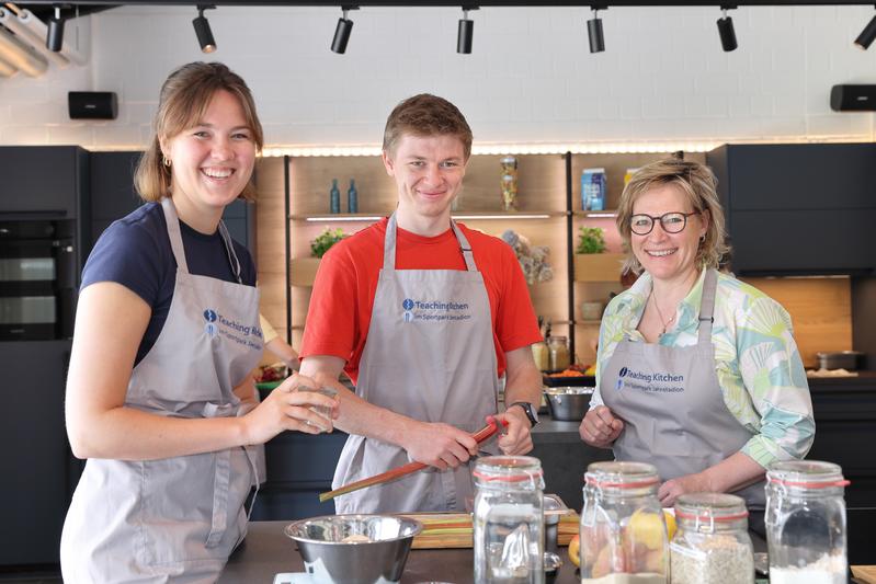 Studierende der Universitätsmedizin Göttingen kochen im Culinary Medicine Wahlfach Vorklinik