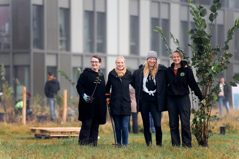 Ute Bischoff, Objektmanagerin des BLB NRW, Prof. Dr. Natalie Bartholomäus, Vizepräsidentin für Nachhaltigkeit und strategisches HRM, Uta Kentzler vom Nachhaltigkeitsteam der HSBI und Ulrike Gollmick von MIYA e.V.