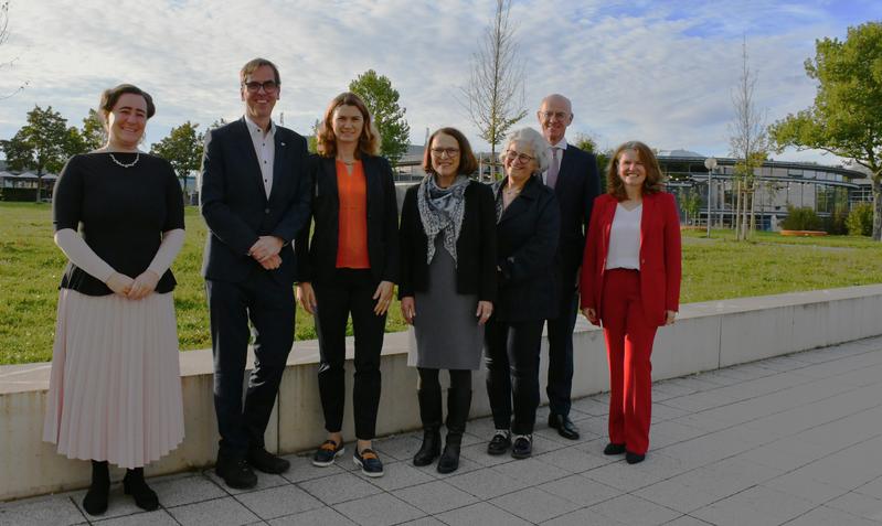 Bei der hochschulischen Pflegeausbildung ziehen alle an einem Strang:v.l. Prof. Dr. Dorothea Thieme, Prof. Dr. Ralph Schneider, Tanja Schweiger, Gertrud Maltz-Schwarzfischer, Dr. Christine Endres-Akbari, Walter Jonas und Prof. Dr. Christa Mohr