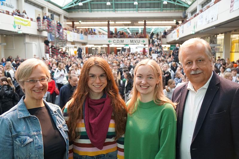 Begrüßten die neuen Studierenden in der Unihalle (v.l.): Rektorin Prof.‘in Angelika Epple, Jasmin Azari, Charlotte Schäfer (beide Allgemeiner Studierendenausschuss AStA) und Bürgermeister Andreas Rüther. 