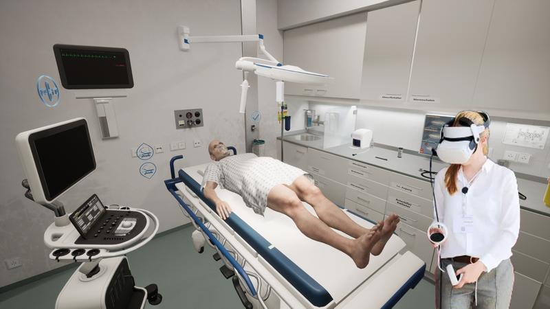 Teilnehmerin beim Absolvieren der VR-Prüfung in der Lehrklinik des Uniklinikums Würzburg.