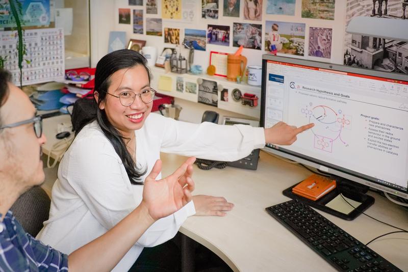 Quyen Phan Huyen with her doctoral supervisor Esteban Mejía.