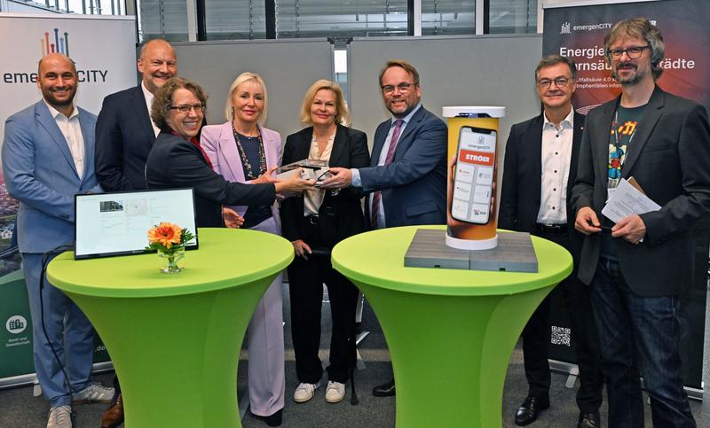 TU-Kanzler Martin Lommel, Vizepräsident Matthias Oechsner, Prof. Michèle Knodt, Hess. Digitalministerin Kristina Sinemus, Bundesinnenministerin Nancy Faeser, Hess. Wissenschaftsminister Timon Gremmels, BBK-Präsident Ralph Tiesler, Prof. Matthias Hollick