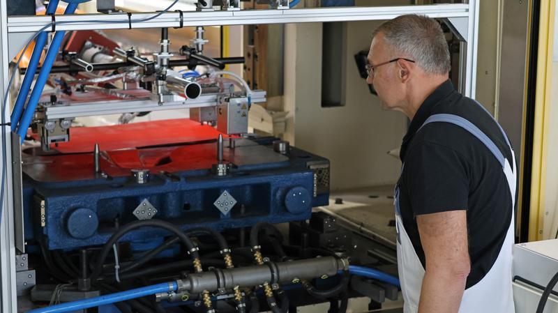 Press hardening: heated sheet metal (plate) just before forming in the press. In the EmulDan project, energy-saving potentials are identified through targeted temperature adjustments within ranges of tolerance.