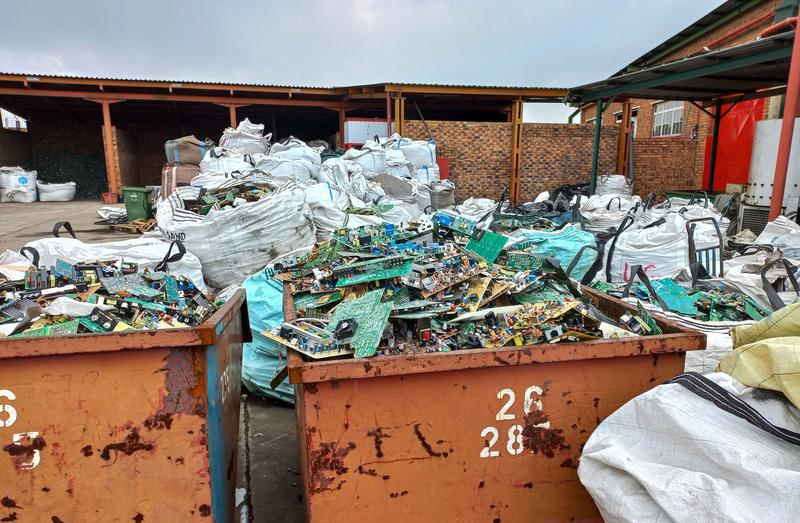 Südafrika sieht sich mit ähnlichen Herausforderungen im Elektroschrott-Recycling konfrontiert wie viele Schwellenländer: Die Mengen an Elektroabfall steigen, die Entsorgung und das Recycling sind aber häufig unzureichend oder unsicher. 