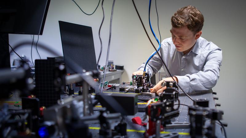 Lukas Lindner und andere Forschende haben das duale NV-Diamant-Lasersystem erstmals erfolgreich demonstriert und die Ergebnisse im Fachmagazin Science Advances veröffentlicht.