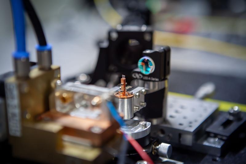 The research team at Fraunhofer IAF has succeeded in combining two active media, an NV diamond and a laser diode, in an optical resonator and thus demonstrating the laser threshold for the first time. 