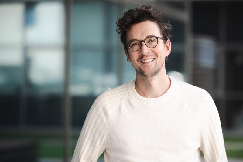 Edouard Hannezo. Der ISTA-Professor und theoretische Physiker erforscht, wie sich Zellen während der Embryonalentwicklung am richtigen Ort und zur richtigen Zeit verhalten.