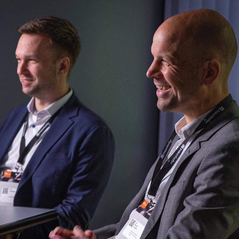 Dr. Tim Lantzsch (links) vom Fraunhofer ILT und Dr. Stefan Leuders (rechts) von voestalpine diskutieren über die aktuellen Trends im metallischen 3D-Druck, die das Potenzial haben, die industrielle Produktion nachhaltig zu verändern.