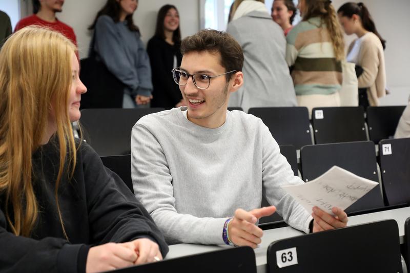 Erstsemesterstudierende werden an der PHKA  von Studierenden höherer Semester unterstützt.