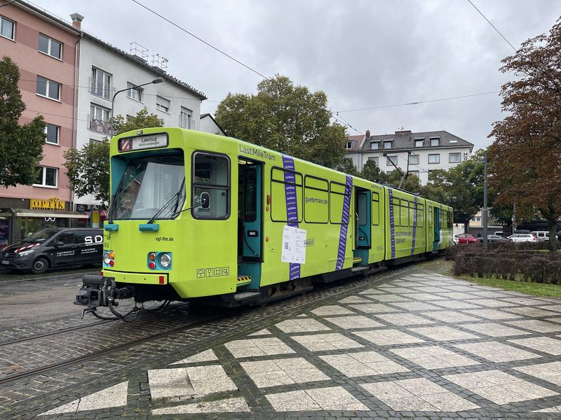 Die Gütertram des Forschungsprojekts "LastMileTram RheinMain V" an der Haltestelle Zoo, Frankfurt am Main.