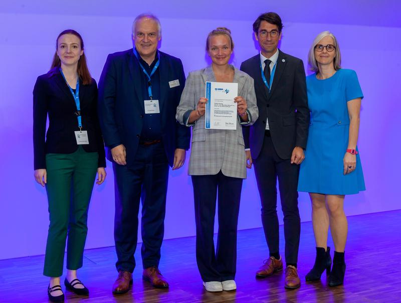 Bild 1 v. l. n. r.: Dr. Marie-Christine Hoffmann (CP Gaba), Dr. Burkhard Selent (CP Gaba), Wiebke Könning, Prof. Dr. Henrik Dommisch (Präsident der DG PARO), Prof. Dr. Bernadette Pretzl (Generalsekretärin DG PARO)