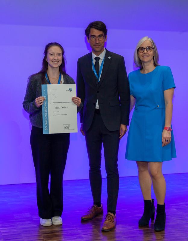 Bild 2 v. l. n. r.: Yola Meisel, Prof. Dr. Henrik Dommisch (Präsident der DG PARO), Prof. Dr. Bernadette Pretzl (Generalsekretärin DG PARO)