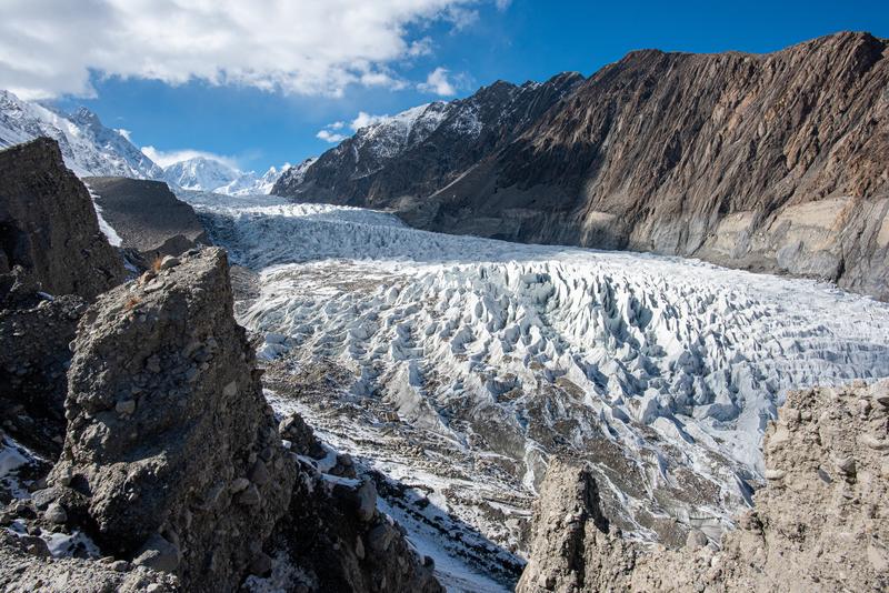 Gletscher, die überwiegend im Sommer wachsen, haben seit der Jahrtausendwende deutlich mehr Eismasse verloren als Gletscher mit Winterwachstum.