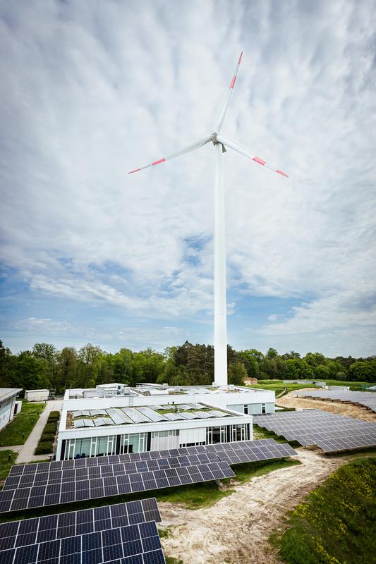 Kombination aus Windenergieanlage, Photovoltaik und Großbatterie am Fraunhofer-Institut für Chemische Technologie ICT