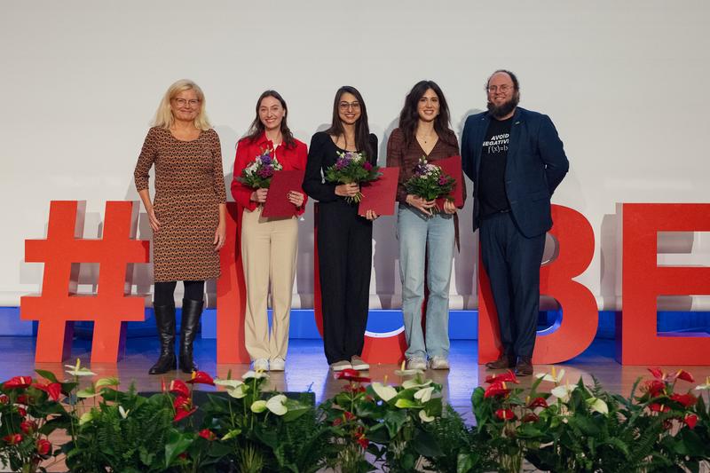 Preisträgerinnen des Clara-von-Simson-Preis 2024. V.l.n.r.: Tanja Fagel (2. Stv. Frauen- und Gleichstellungsbeauftragte), Liv Meyer, Amna Shahzad, Valentina Alberini, Christian Schröder (Vizepräsident für Studium u. Lehre, Lehrkräftebildung u. Weiterbild