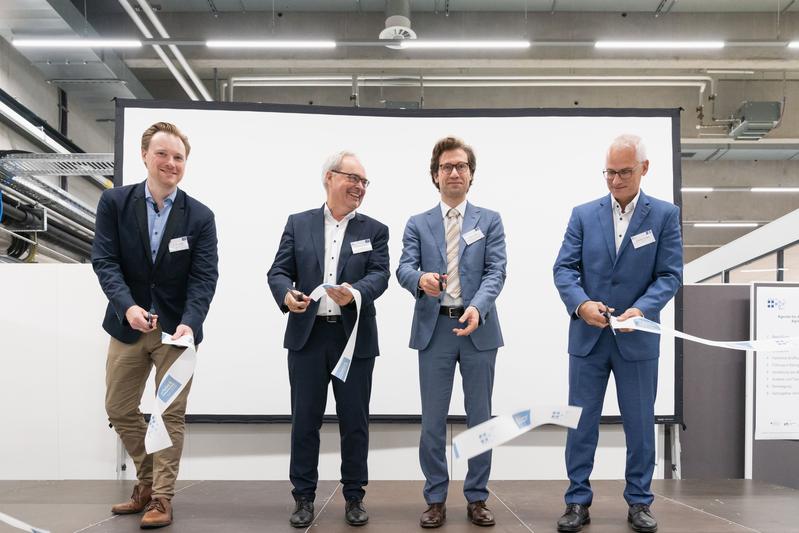 Vertreter der beteiligten Ministerien und des KIT eröffnen die neue agile Batteriezellfertigungslinie in der Karlsruher Forschungsfabrik. (v.l.n.r.: Stefan Jung, BMBF; Jürgen Fleischer, KIT; Ronny Feuer, MWK; Joachim