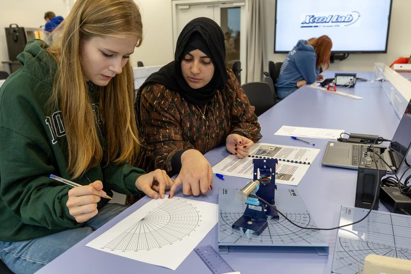 In the Xcool Lab, school students experience how cooperation, tolerance and diversity enable world-class research in an international institution.