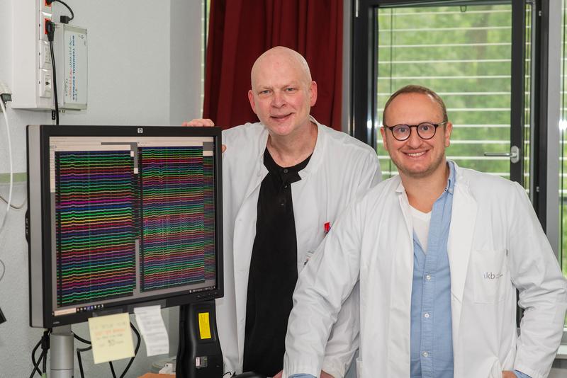 (v. li.) Prof. Florian Mormann und Marcel Kehl sind den neuronalen Mechanismen der menschlichen Geruchswahrnehmung auf der Spur.