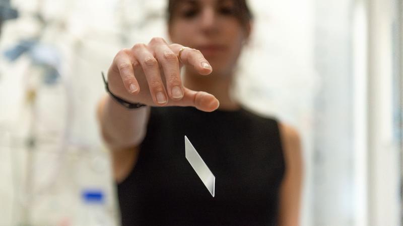 Die Erstautorin Ioanna Tsimouri lässt das von ihr entwickelte Schichtmaterial zum Test fallen. 