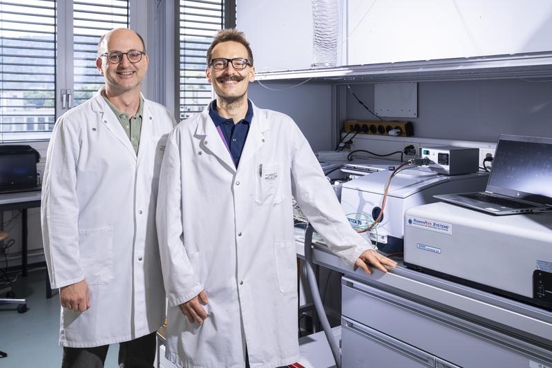 Davide Ferri (links) und Filippo Buttignol in ihrem Labor, wo sie die Funktionsweise von Zeolith-Katalysatoren mittels Infrarotspektroskopie untersucht haben. 