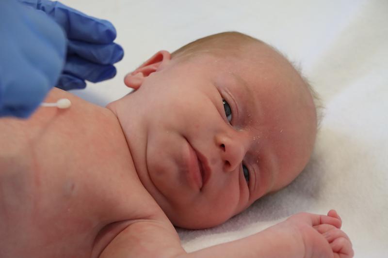 Fabian ist das zweihundertste MIAI-Baby. Die Geburtskohorte MIAI des Uniklinikums Würzburg untersucht die Entwicklung des Immunsystems gegen Virusinfektionen der Atemwege. MIAI steht für Maturation of Immunity Against Influenza. 