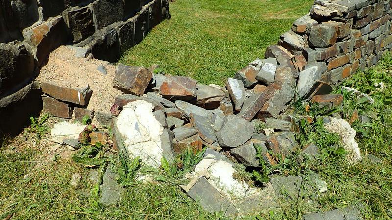 Die rekonstruierten Mauern des Kleinkastells in Nettersheim am Steinrütsch konnten dem Wasser nicht standhalten. Zudem wurde einer der nachgebauten Torbereiche unterspült und sackte teilweise ab, was zu Setzrissen führte