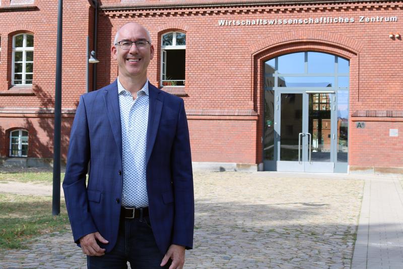 Prof. Dr. Robert Braun ist seit 1. August 2024 Professor für Allgemeine Betriebswirtschaftslehre am Fachbereich Wirtschaft an der Technischen Hochschule Brandenburg.