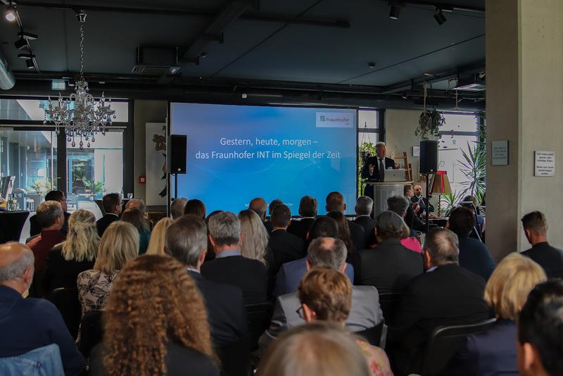 Prof. Dr. Dr. Michael Lauster, Institutsleiter des Fraunhofer INT, spricht zu den Gästen des Festakts.
