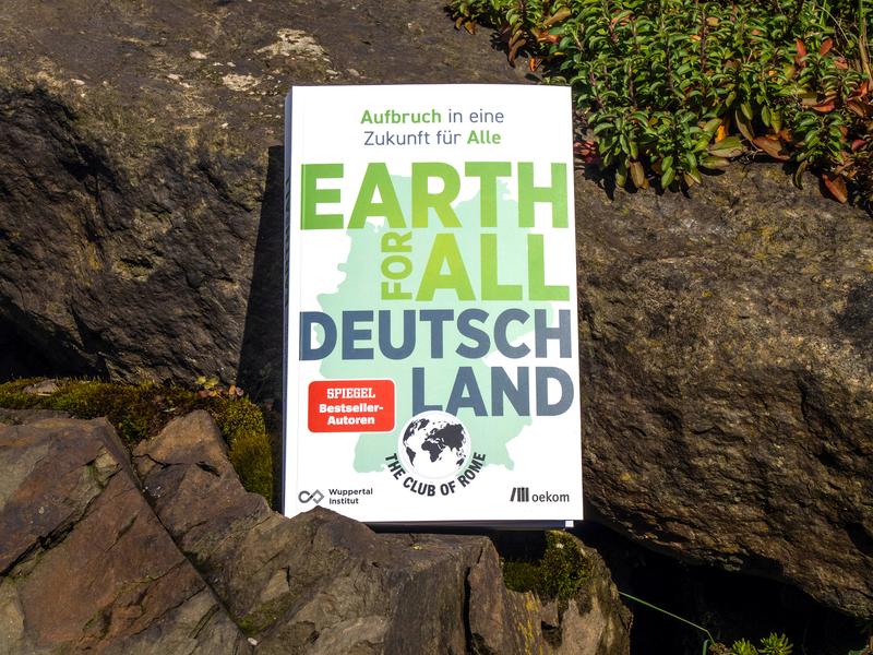 The book "Earth for All Germany – Aufbruch in eine Zukunft für Alle" by the Wuppertal Institute and the Club of Rome was published by oekom Verlag on 14 October 2024 and is available in bookshops and online.