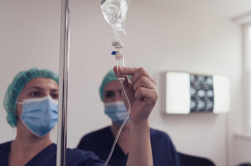 Die Substanz wird Menschen mit fortgeschrittenem Magenkarzinom in Kombination mit einer Chemotherapie als intravenöse Infusion gegeben. 