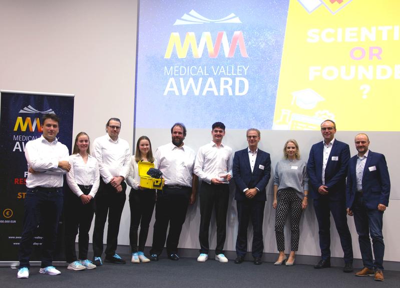 v.l.n.r.: Das StrokeCap-Team bestehend aus Patrick Vogel, Johanna Günther, Martin Rückert, Teresa Reichl, Volker Behr, Stefan Herz sowie Staatsministeriums Dr. Thomas Krammer vom Staatsministerium und Marina Moskvina, Marco Wendel, Jörg Stein 