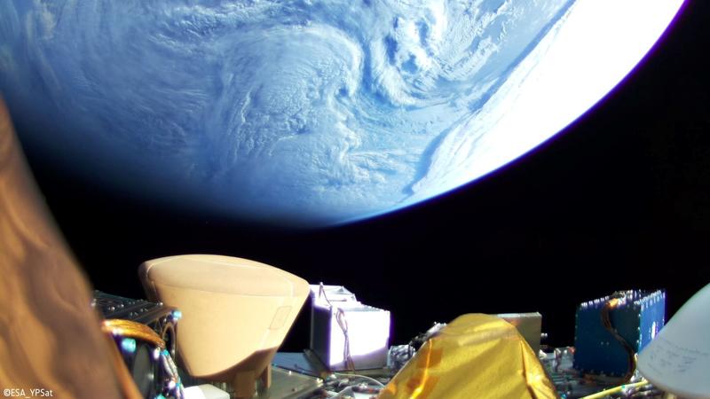  Blick aus der Ariane 6 auf die Erde und den Container, in dem der OOV-Cube verstaut war, nach Aussetzen des Cubes. 