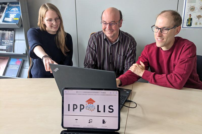 Louise Bloch, Prof. Dr. Christoph M. Friedrich und Johannes Rückert (v.l.) haben gemeinsam die Plattform „IPPOLIS Write“ aufgesetzt. 