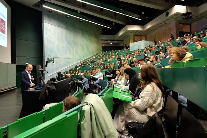 Universitätspräsident Prof. Michael Weber begrüßt die neuen Studierenden an der Uni Ulm