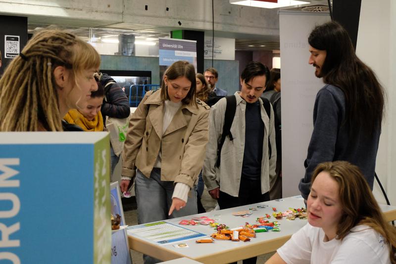 An den verschiedenen Ständen im Uni-Forum informieren sich die Studierenden über Angebote der Universität und der Studierendenschaft 