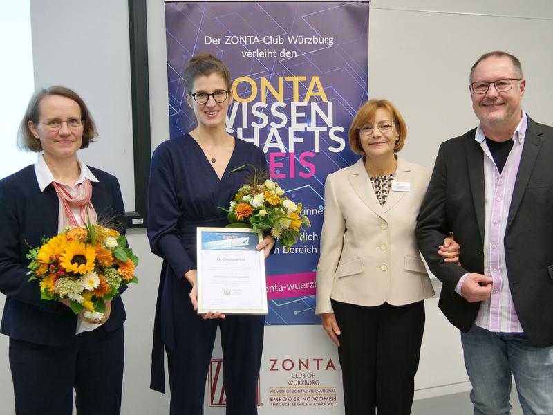 Zonta-Preisträgerin Christine Ott (2.v.l.) mit JMU-Vizepräsidentin Anja Schlömerkemper, Zonta-Präsidentin Andrea Werner und Dieter Wrobel, der die Laudatio hielt.