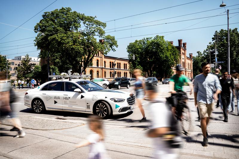 Im Kofferraum des Forschungsfahrzeugs der HM befindet sich ein Hochleistungsrechner, der mit modernsten KI-Methoden die Flut an Sensor-Informationen interpretiert