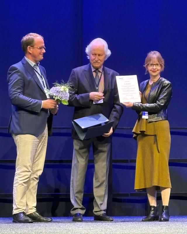 Dr. Julia Geissler von der Kinder- und Jugendpsychiatrie des UKW erhielt beim DGKJP-Kongress in Rostock den mit 10.000 Euro dotierten Preis der Steinhausen-Stiftung; links Prof. Dr. Tobias Renner, Mitte Prof. Dr. Dr. Hans-Christoph Steinhausen 
