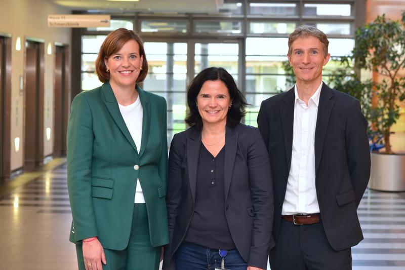 Bild (v.l.): Anne Elvering, Geschäftsführerin, Dr. Tina Groll, Vorsitzende der Geschäftsführung und Pascal Eller, Kaufmännischer Direktor 
