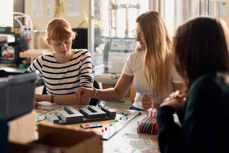 Die Studentinnen, hier (v.l.) Katharina Jaeger und Klara Fernandez Sturies, wollten sich ausführlich mit dem 3D-Druck beschäftigen. 