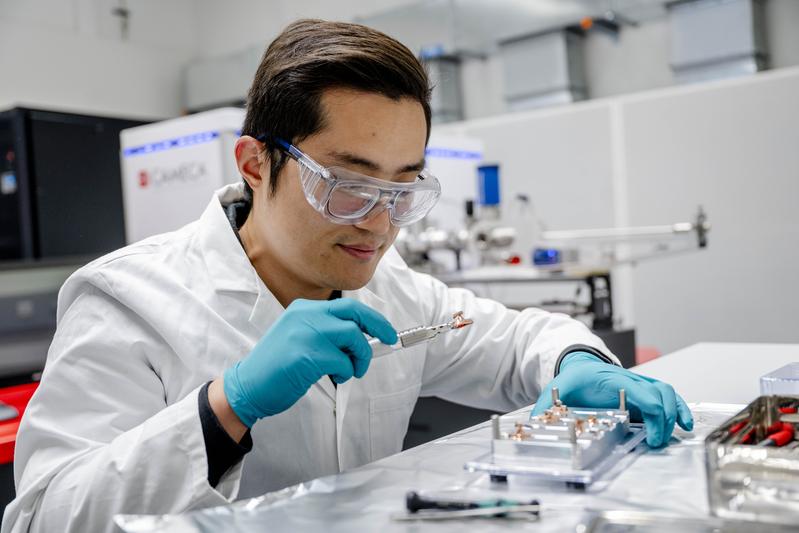 Biao He bereitet eine Probe für die Atomsondentomografie vor. Diese  Methode kann verwendet werden, um die räumliche Verteilung in der Oberfläche eines Elektrokatalysators Atom für Atom sichtbar zu machen.